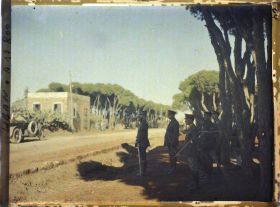 Image représentant Le général Gouraud, haut-commissaire de la République française, et le Général britannique Congrewe passant en revue des troupes britanniques alliées