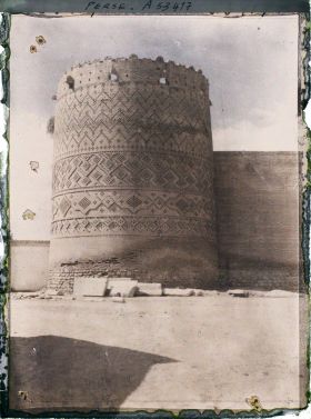 Image représentant Tour de l'enceinte fortifiée du palais de Karim Khân Zand (mi XVIIIe siècle)