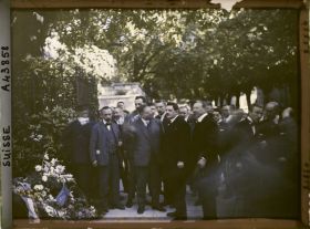 Image représentant Cinquième assemblée annuelle de la Société des Nations (SDN) à Genève. Edouard Herriot, président du Conseil des ministres français, près du monument aux morts dans le jardin du consulat de France, rue Sénebier