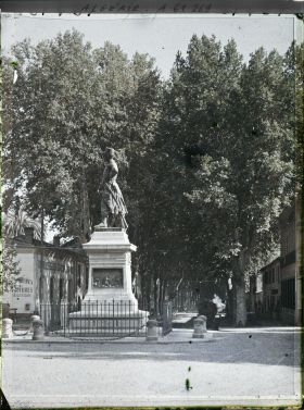 Image représentant La statue du sergent Blandan et l'avenue Borely-la-Sapie