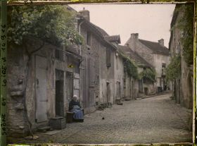 Image représentant Madame Bouteloup assise devant l'actuel 33 rue des Cordiers