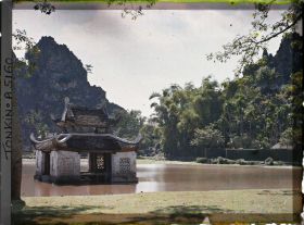 Image représentant Le pagodon de la pagode Thay dite également de la " Félicité céleste " (Thien Phuc), située au pied du récif calcaire Sai-so'n