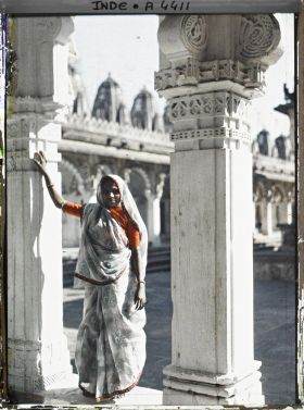Image représentant Une femme en sari au temple jaïn Hathi Singh
