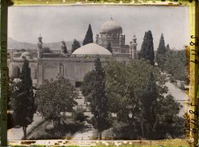 Image représentant Au devant, profil du Ziarat Da Kherqeh Chérif. A l'arrière plan, mausolée d'Ahmed Chah Dourrâni