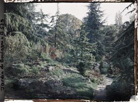 Image représentant Rocaille au bord d'un chemin du " sanctuaire japonais " menant du sôrintô au " village japonais "