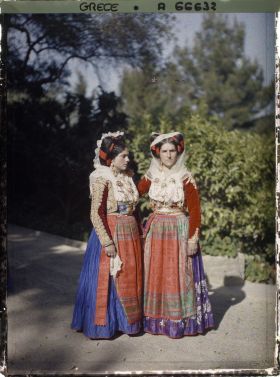 Image représentant Deux femmes Corfiotes en costume