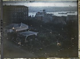 Image représentant La Corne d'Or au crépuscule, vue depuis la rive gauche nord (sans doute Galata)