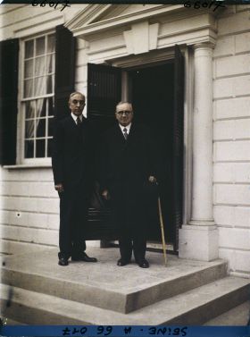 Image représentant L'Exposition Coloniale Internationale de 1931, Paul Claudel, ambassadeur de France aux États-Unis, sur le perron de la maison de Georges Washington ou maison du Mount Vernon