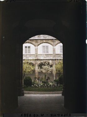 Image représentant Espagne, Burgos, L'entrée du patio de la Maison du Cordon