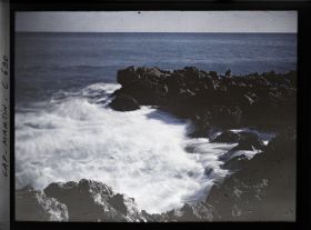 Image représentant Face à l'horizon, vagues se brisant sur les rochers