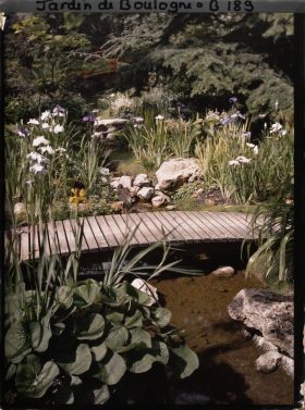 Image représentant Passerelle de bois puis pont rouge enjambant un ruisseau fleuri du " sanctuaire japonais "