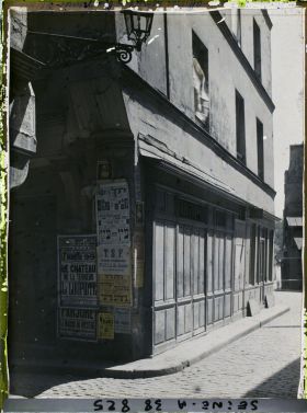 Image représentant Affiches à l'angle de la rue du Grenier-sur-l'eau et de la rue des Barres