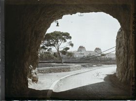 Image représentant Tunnel sur la route de l'Abîme avec au second plan le pont de Sidi M'Cid et l'hôpital civil