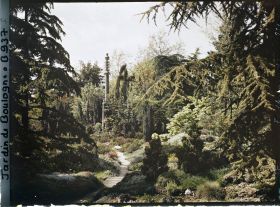Image représentant Chemin du " sanctuaire japonais " menant au sorinto et rocaille fleurie ponctuée de conifères