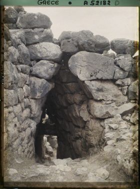 Image représentant Sur l'Acropole, la porte nord de l'enceinte