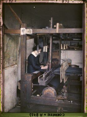 Image représentant Dans un atelier de tisserand, Mademoiselle Taterode remplaçant son père Emile