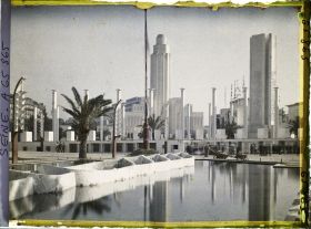 Image représentant L'Exposition Coloniale Internationale de 1931, l'entrée avec le palais des groupes industriels de la section métropolitaine et la fontaine de la porte d'honneur