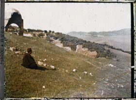 Image représentant Homme assis près des ruines de la nécropole des Mérinides