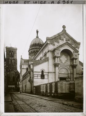 Image représentant La Basilique Saint-Martin et la Tour Charlemagne, vues depuis la rue Descartes