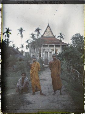 Image représentant Deux jeunes bonzes devant un temple