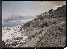 Image représentant Rivage du cap surplombé par la villa Kahn encore appelée villa Zamir, vu en direction de l'ouest