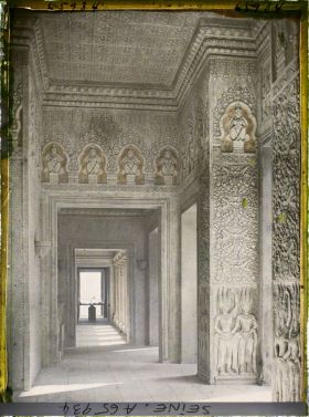 Image représentant L'Exposition Coloniale Internationale de 1931, une galerie du temple d'Angkor Vat