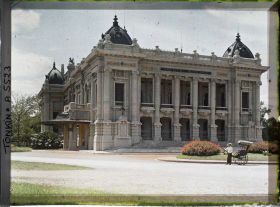 Image représentant L e théâtre municipal dans le quartier de la Concession, sur la droite un pousse-pousse