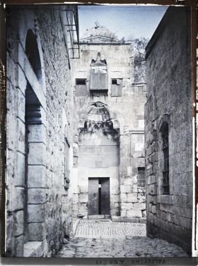 Image représentant Porte de la madrasa Al-Kilaniyya prise depuis la ruelle Aqabat Abu Madyan qui débouche sur la rue Tariq Bab Al-Silsila