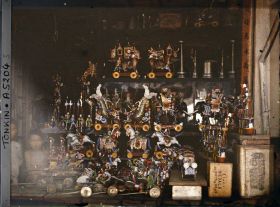 Image représentant Un étalage de jouets en fer blanc peint à l'intérieur d'une boutique, pendant la fête des enfants (fête de la mi-automne)