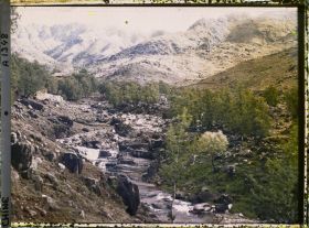 Image représentant Entre Hongmengong (" temple de la Porte Rouge ") et Wanxianlou (" pavillon des Dix Mille Immortels ")