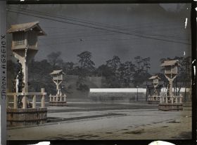 Image représentant Funérailles de l'Empereur Taisho-Tenno (Yoshihito), lanternes devant la porte Sakurada