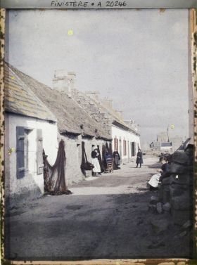 Image représentant Dans une rue, des femmes dont des dentellières, un ramendeur de filets et une jeune fille