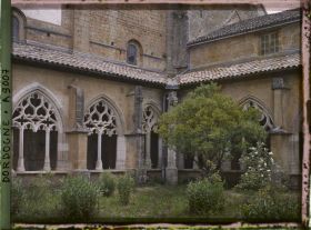 Image représentant France, Cadouin, Le cloître de la cour intérieure