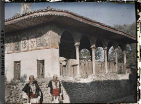 Image représentant Une mosquée avec deux types au premier plan