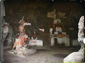 Image représentant La grotte principale des Rochers de Ky-lu'a, abritant un sanctuaire rupestre dédié au culte bouddhique