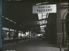 Image représentant Allemagne, Bonn, Intérieur gare-inscriptions Françaises