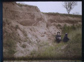 Image représentant Jean Brunhes assis avec un carnet