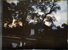 Image représentant Dernières lueurs du soleil couchant dans la troisième cour du Van-mieu, et contre-jour sur le bassin Thien-quang-tinh (" puits où se reflète l'éclat pur du ciel ")