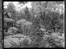 Image représentant Partie de la façade principale du pavillon de thé et coin de jardin à l'est du " village japonais "
