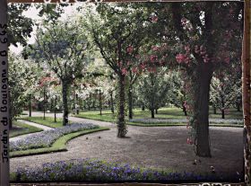 Image représentant Le verger-roseraie vu depuis le parterre nord-ouest du rond-point proche de la dépendance