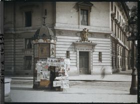 Image représentant Marchand de journaux à l'angle du boulevard du Palais et du quai des Orfèvres, vue prise du pont St-Michel