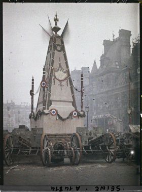 Image représentant Pylône élevé sur la place de l'Hôtel de Ville pour le 4ème emprunt national