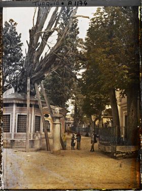 Image représentant Rue bordée de tombes et de mausolées dans le cimetière de l'Eyüp Sultan Camii