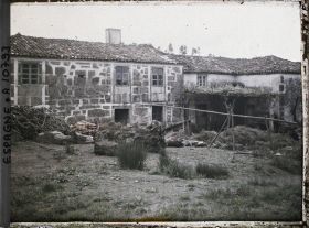 Image représentant Espagne, De Santiago à Padron, Fijo L'ensemble d'une maison et aperçu du village