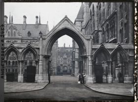 Image représentant Une entrée de the royal courts of justice