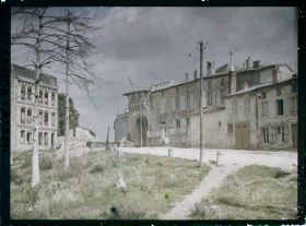 Image représentant France, Verdun, Un coin de la Place de la Roche et la porte Chatel, arbres morts