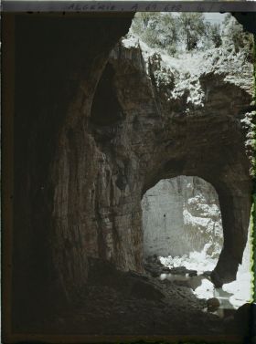 Image représentant Algérie, Constantine, Au fond des gorges, Vue vers le Pont naturel