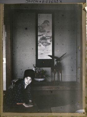 Image représentant Servante agenouillée sur un tatami à l'intérieur d'une auberge