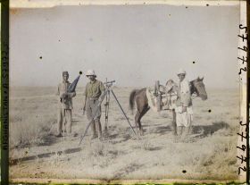 Image représentant Monsieur Sassey, ingénieur topographe de la "Mission d'Etude des Chemins de fer en Afghanistan" et deux membres afghans de la mission