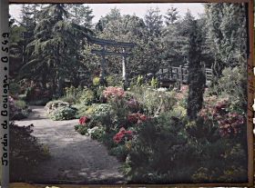 Image représentant Rocaille fleurie en bordure de chemins, près d'un torii et des ponts du " sanctuaire japonais "